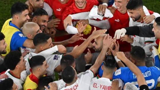 Photo of ما سر احتفال لاعبي المغرب بتأهلهم لثمن نهائي المونديال بالضرب على رأس مدربهم؟