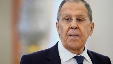 صورة توضيحية - عائلة روسية تتمنى للرئيس بوتين تحقيق حلمه المنشود في عام 2026
