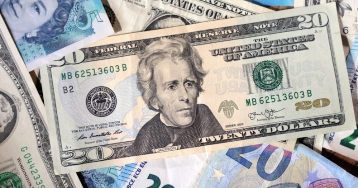 الدولار يرتفع والأسواق تترقب أول رفع للفائدة الأميركية منذ أكثر من عامين