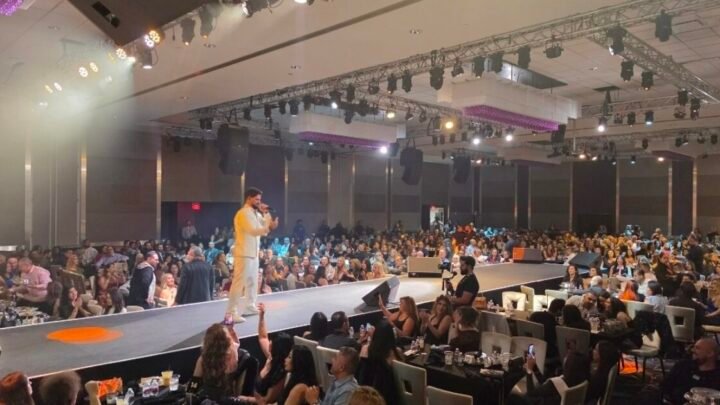 كريم نور يتفاعل مع الجمهور خلال حفل غنائي في سان دييغو
