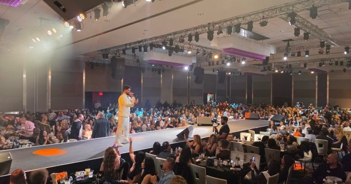 كريم نور يتفاعل مع الجمهور خلال حفل غنائي في سان دييغو - صورة مميزة كريم نور يتفاعل مع الجمهور خلال حفل غنائي في سان دييغو