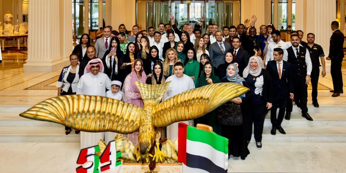 فندق بالازو فيرساتشي دبي يحتفي باليوم الوطني لدولة الإمارات بتجارب ثقافية وعروض تراثية ونكهات إماراتية أصيلة - صورة مميزة فندق بالازو فيرساتشي دبي يحتفي باليوم الوطني لدولة الإمارات بتجارب ثقافية وعروض تراثية ونكهات إماراتية أصيلة