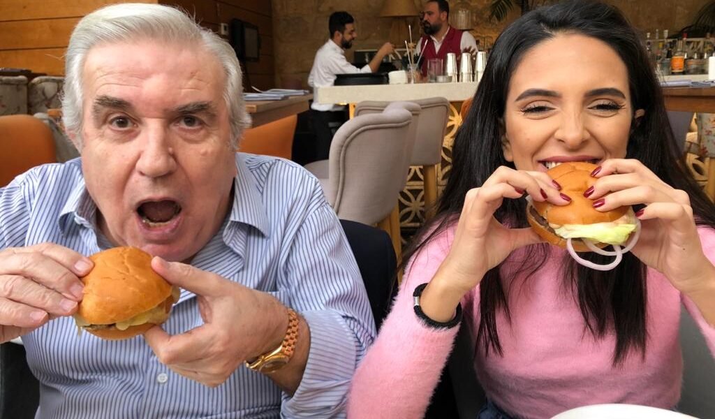 ناديا منيمنه تشتهر بهاتها مع جدها على تيك توك