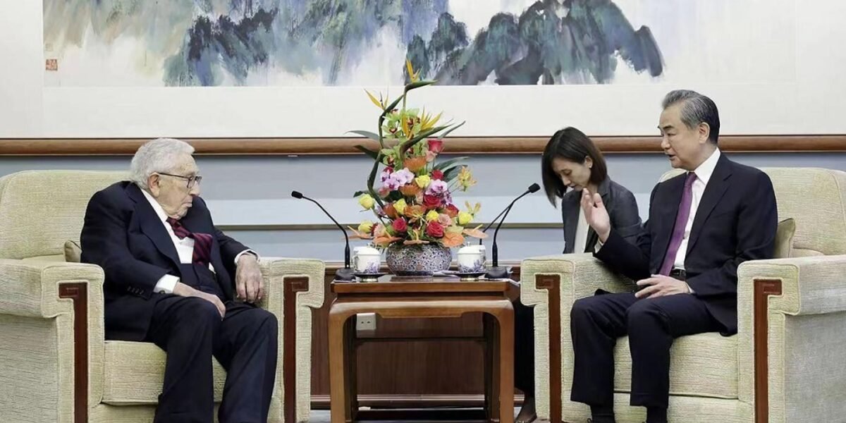 هنري كيسنجر يلتقي كبير مسؤولي العلاقات الخارجية في الصين