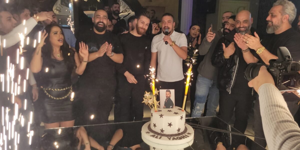 وائل ابو بكر يحتفل بعيد ميلاده وسط الأحبة و مهند وسارة يشعلان السهرة