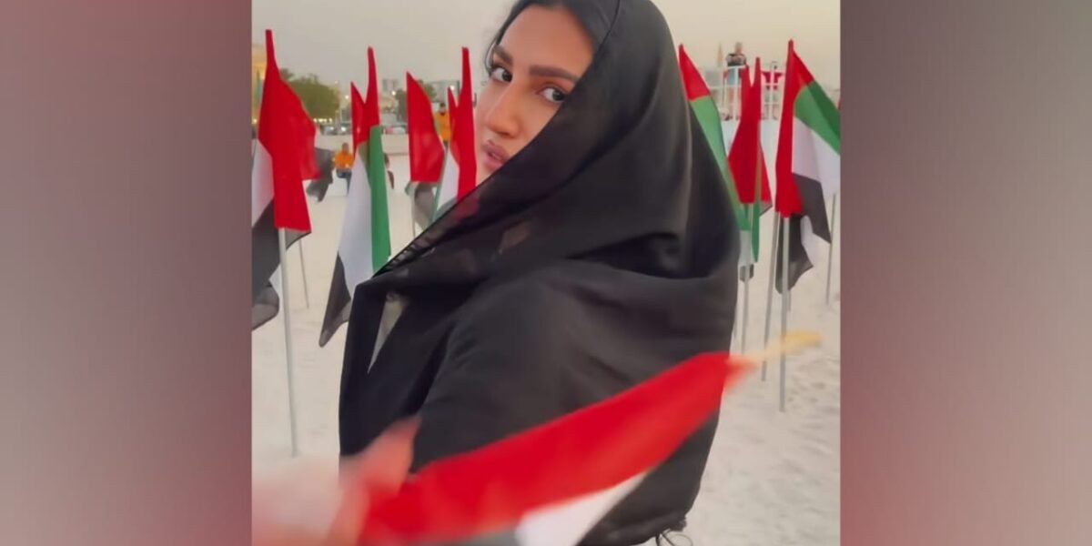المؤثرة كارول عطية تخطف الأنظار بالعباءة الخليجية