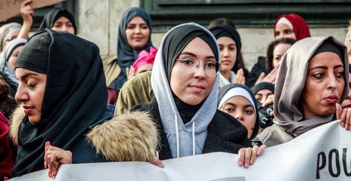صورة مميزة: فرنسا تمنع الطالبات من ارتداء العباءات في المدارس الحكومية