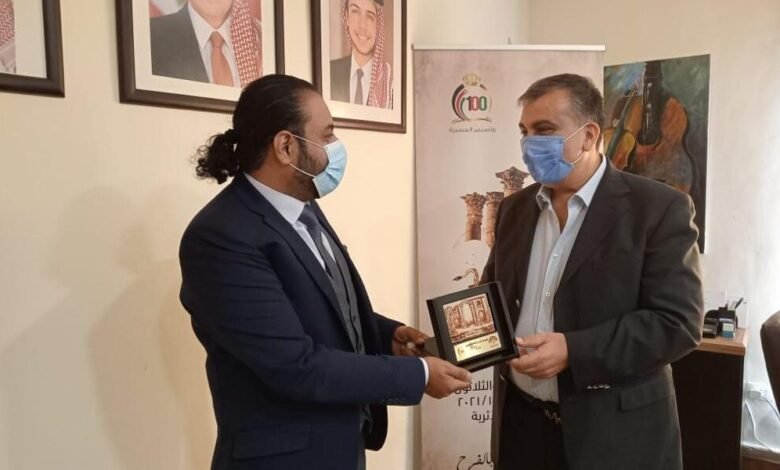 مازن قعوار يكرّم الشاعر اليمني جبر بعداني